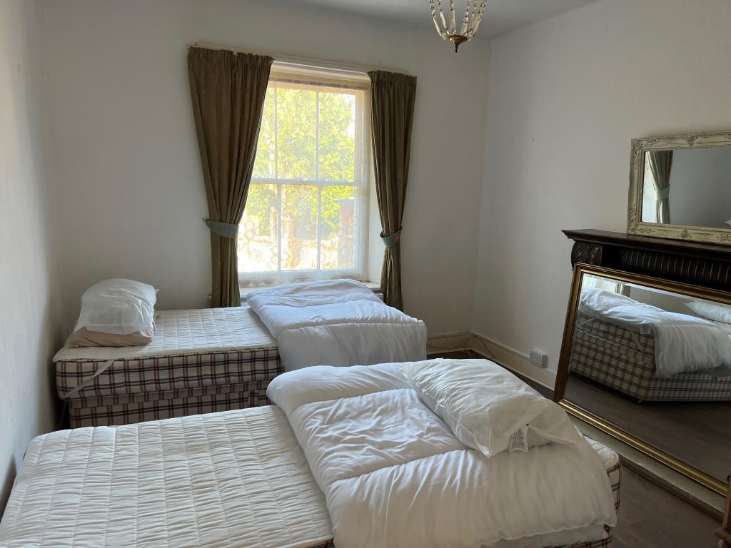 Lot: 89 - GARDEN FLAT FOR INVESTMENT OR OCCUPATION - A view of one of the bedrooms